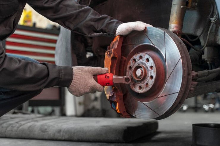 Služby autoservisu: Údržba brzdového systému u aut v Karlových Varech